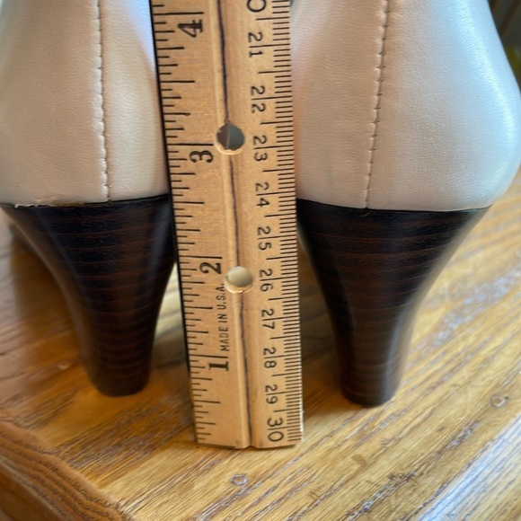 🍎 Etienne Aigner Paislyn D’Orsay leather wedge heels w leather flower toes - Picture 4 of 6